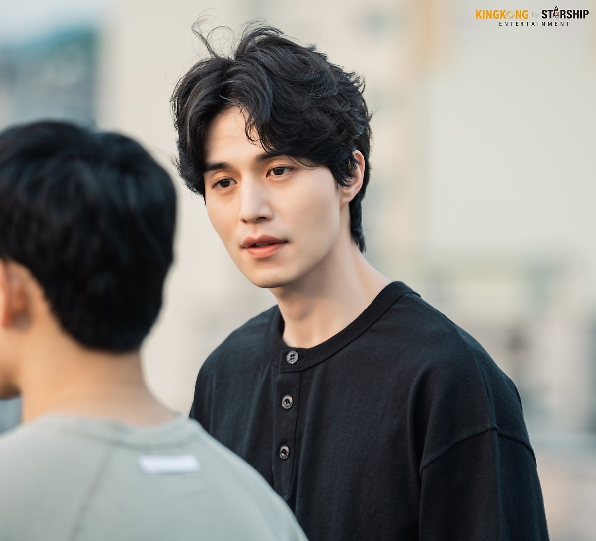 Lee Dong Wook tỏa sáng trong hậu trường 'Stranger From Hell'
