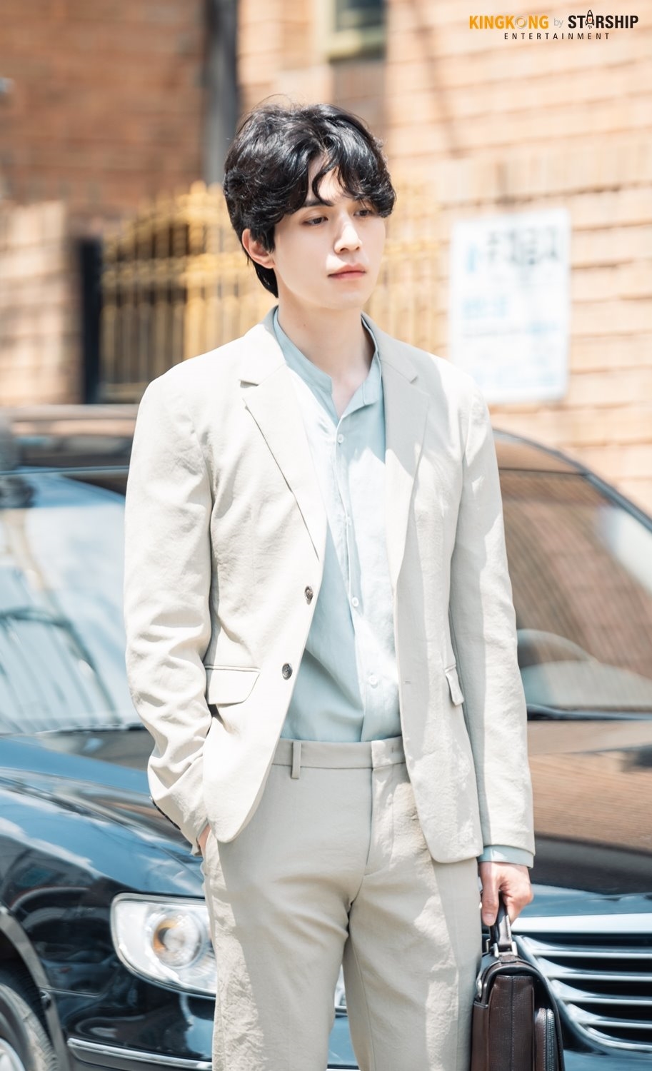 Lee Dong Wook tỏa sáng trong hậu trường 'Stranger From Hell'