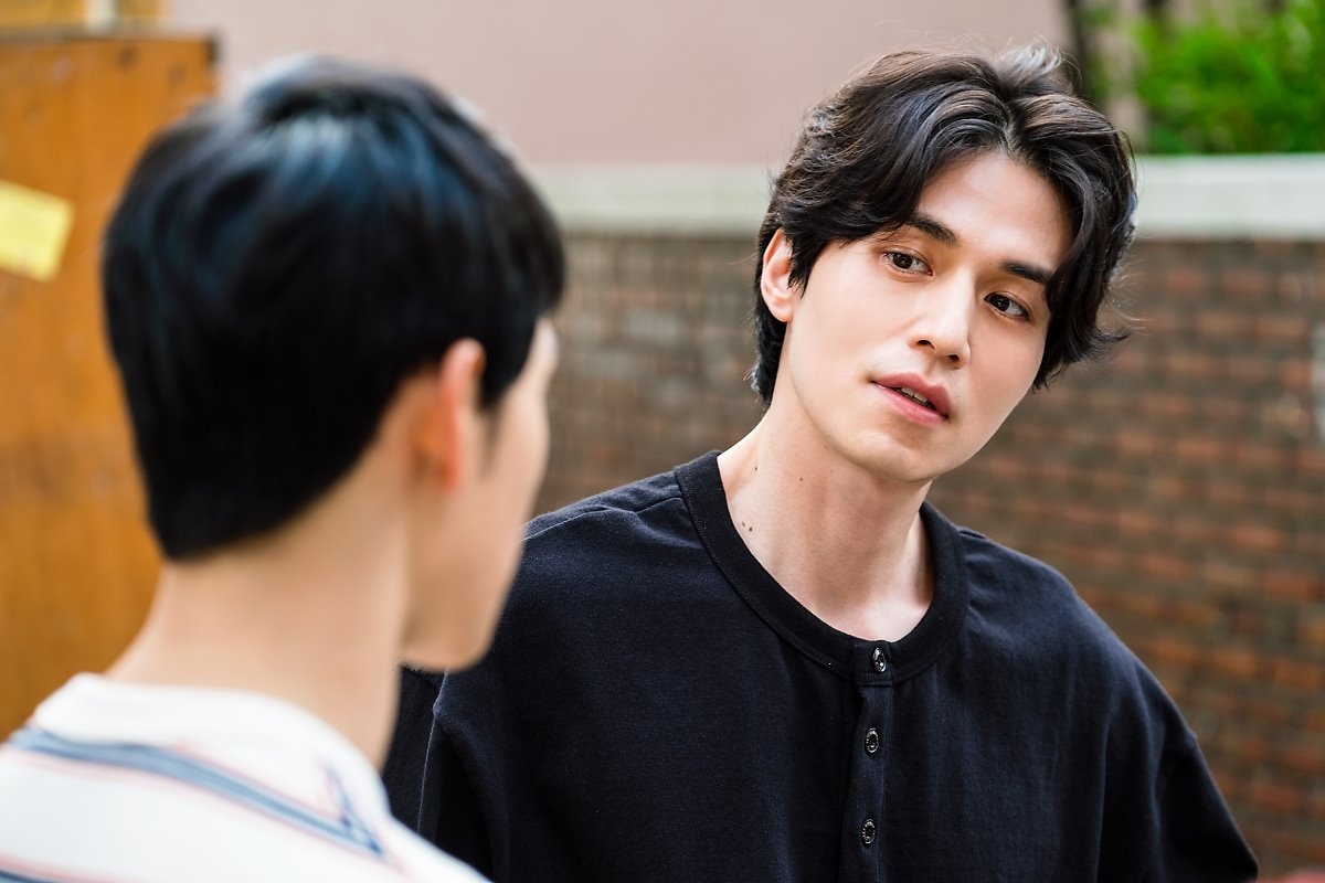 Lee Dong Wook tỏa sáng trong hậu trường 'Stranger From Hell'