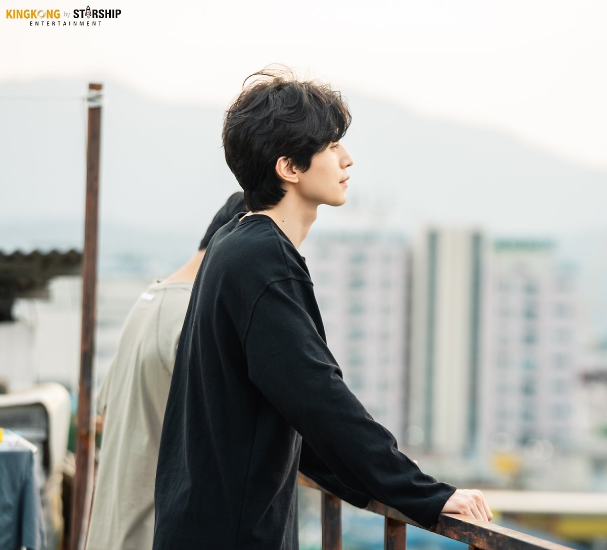 Lee Dong Wook tỏa sáng trong hậu trường 'Stranger From Hell'