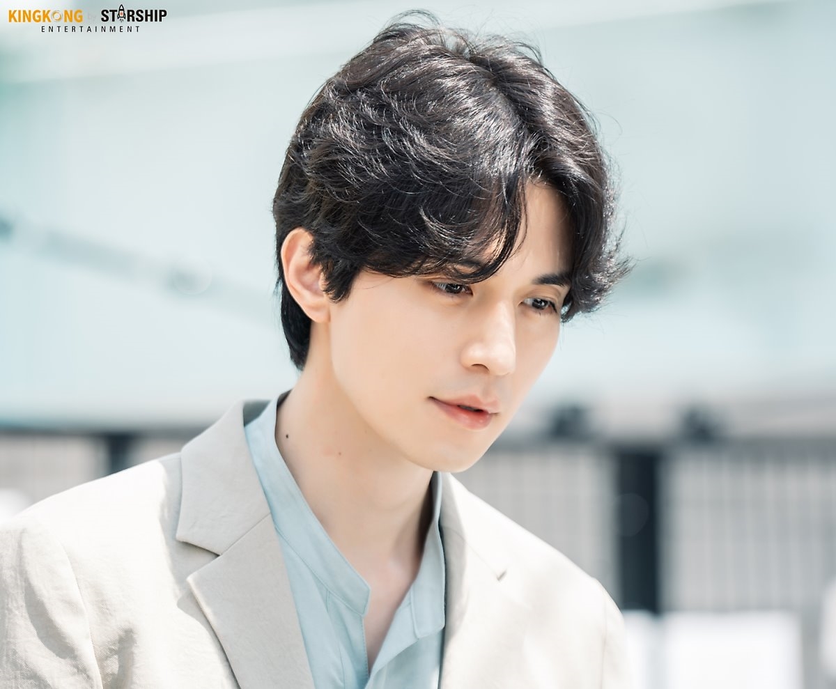Lee Dong Wook tỏa sáng trong hậu trường 'Stranger From Hell'