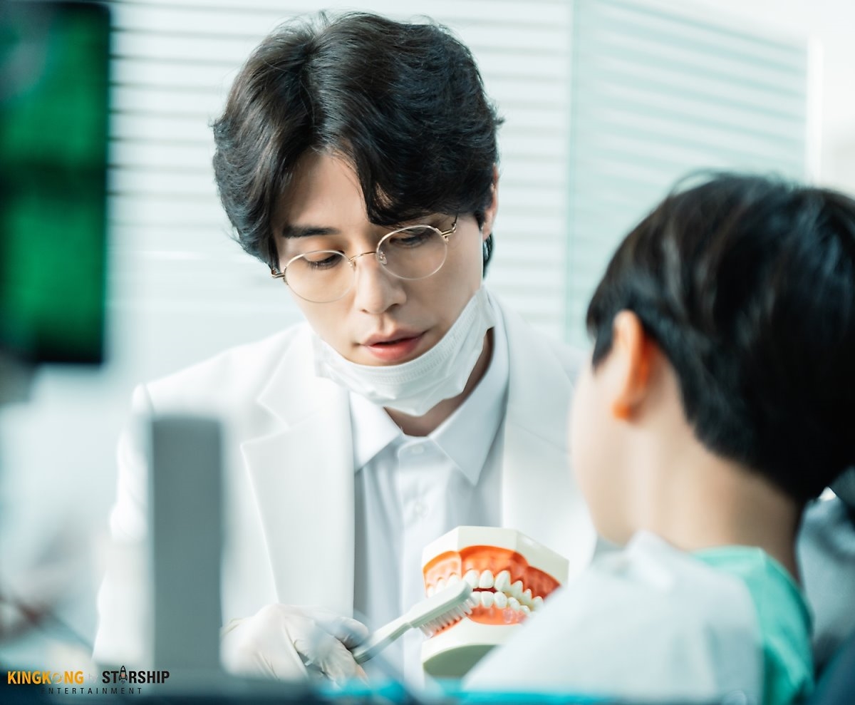 Lee Dong Wook tỏa sáng trong hậu trường 'Stranger From Hell'