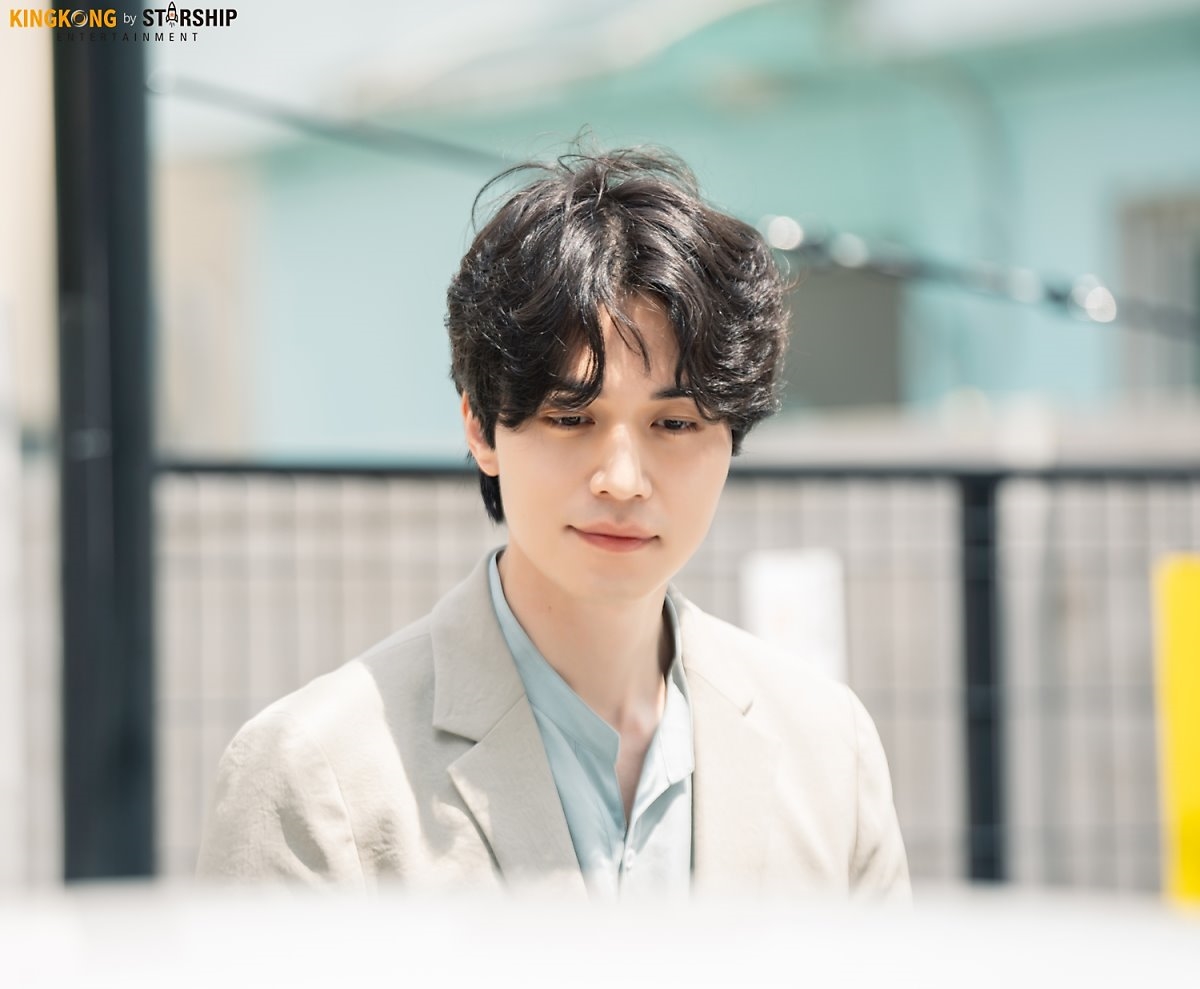 Lee Dong Wook tỏa sáng trong hậu trường 'Stranger From Hell'