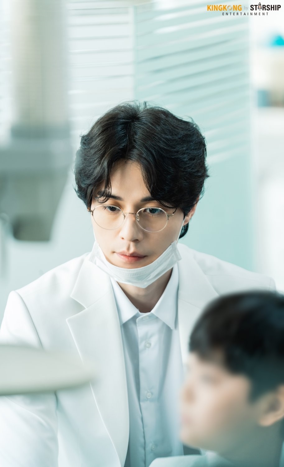 Lee Dong Wook tỏa sáng trong hậu trường 'Stranger From Hell'