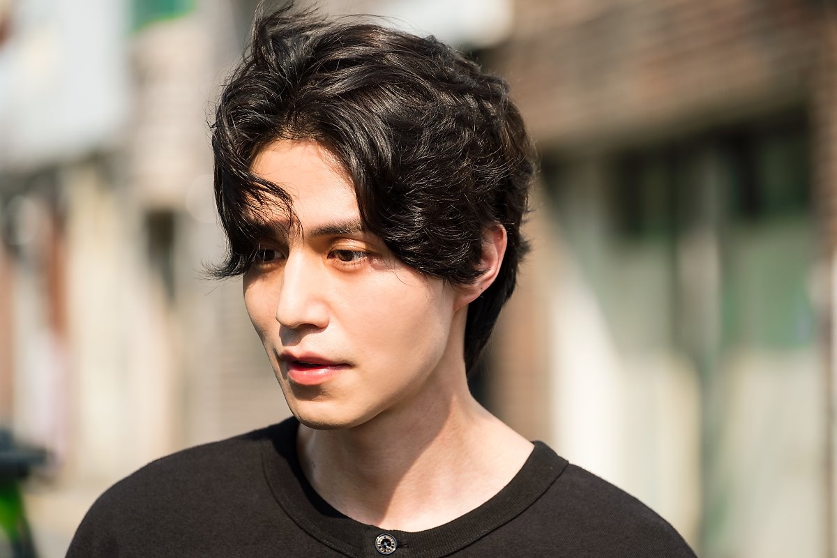 Lee Dong Wook tỏa sáng trong hậu trường 'Stranger From Hell'