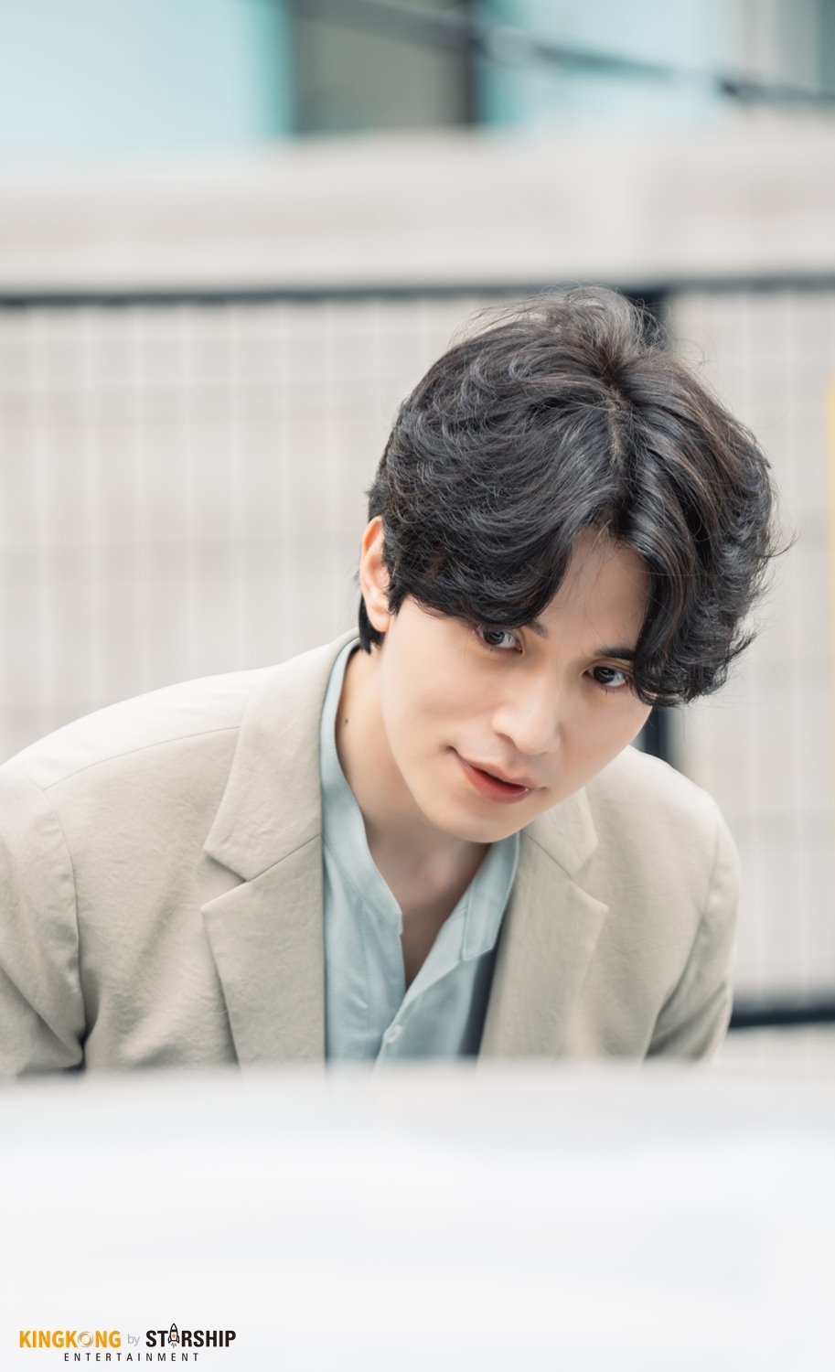Lee Dong Wook tỏa sáng trong hậu trường 'Stranger From Hell'