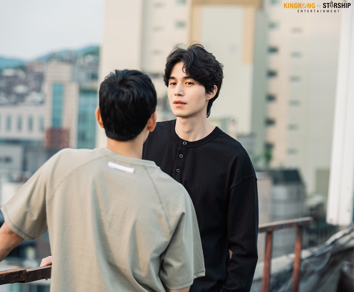 Lee Dong Wook tỏa sáng trong hậu trường 'Stranger From Hell'