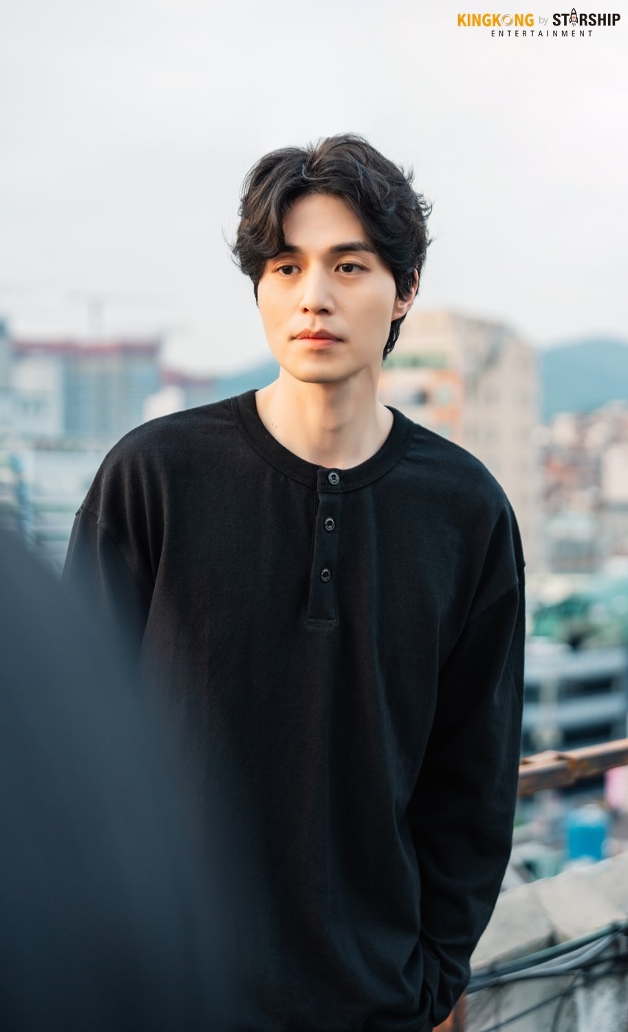 Lee Dong Wook tỏa sáng trong hậu trường 'Stranger From Hell'