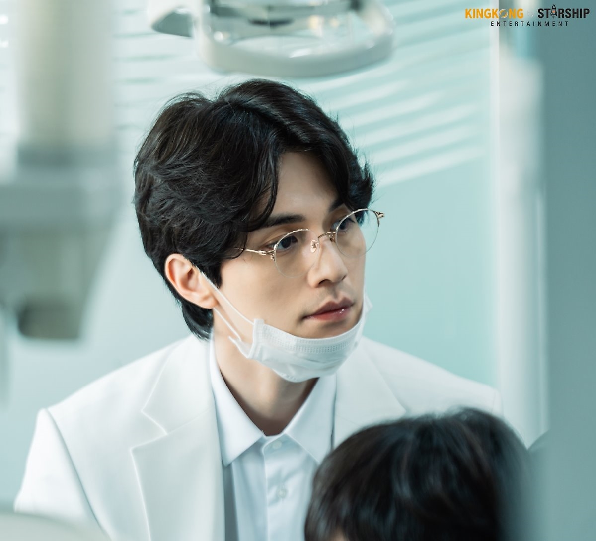 Lee Dong Wook tỏa sáng trong hậu trường 'Stranger From Hell'