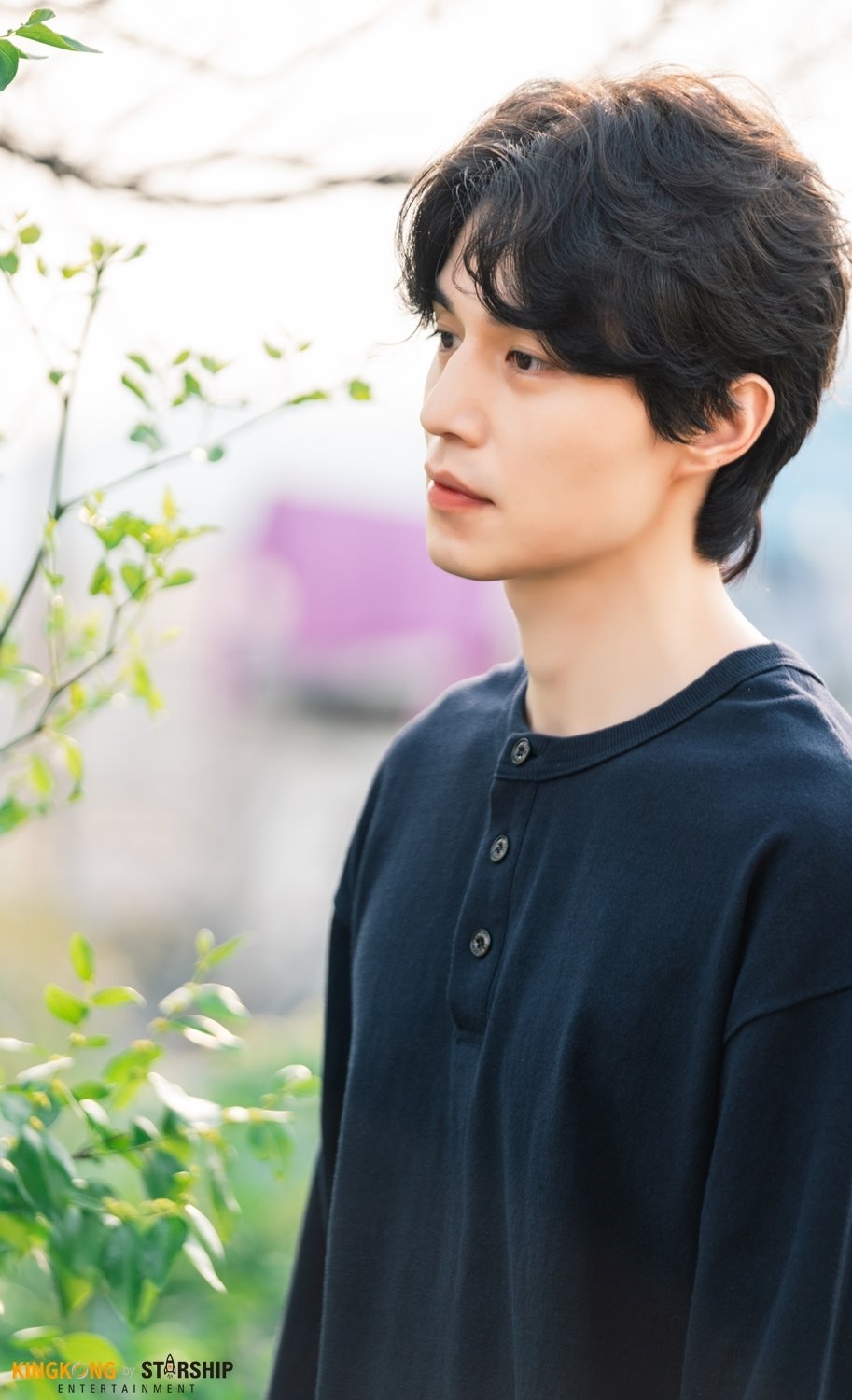 Lee Dong Wook tỏa sáng trong hậu trường 'Stranger From Hell'