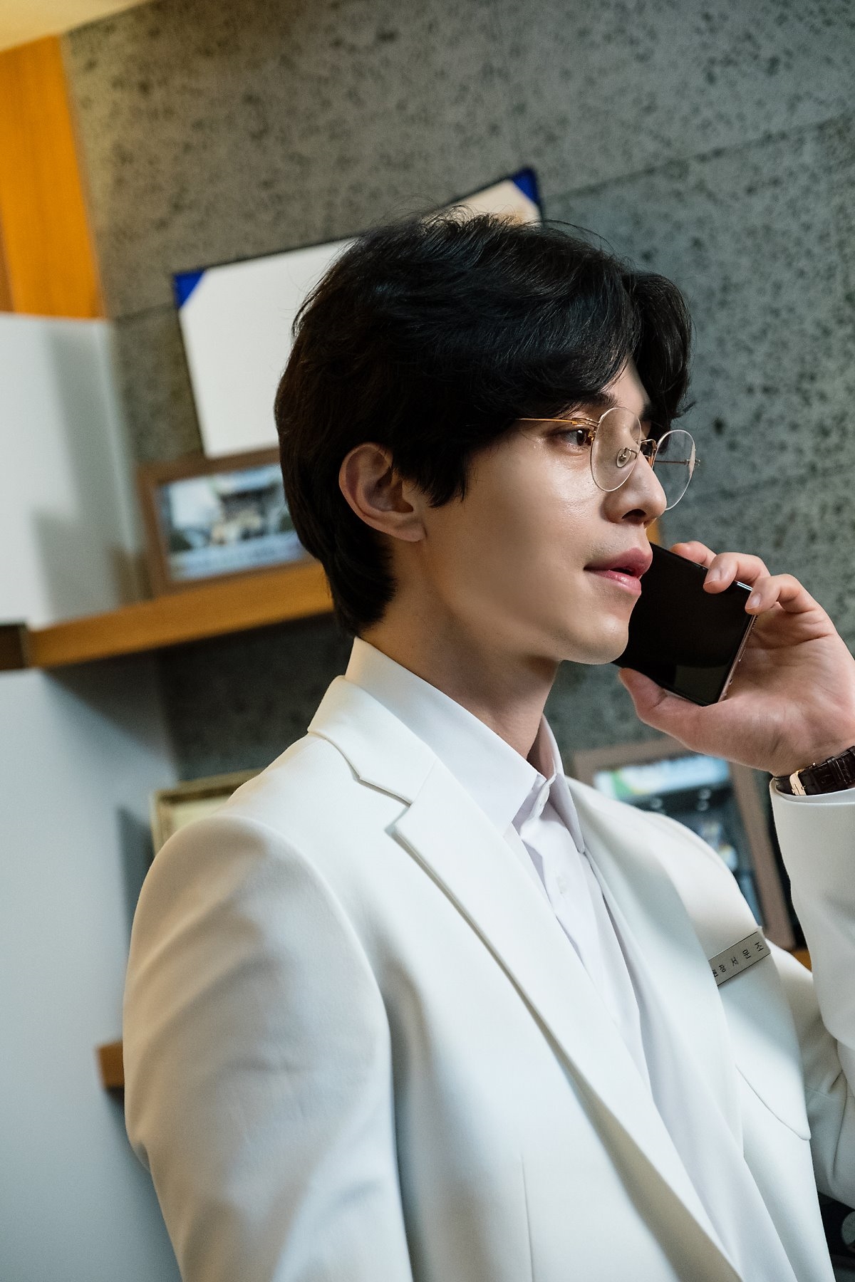 Lee Dong Wook tỏa sáng trong hậu trường 'Stranger From Hell'
