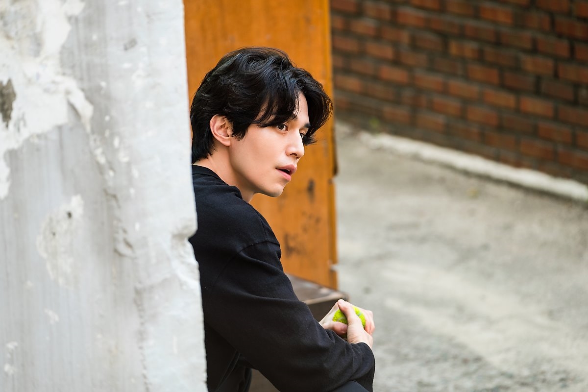 Lee Dong Wook tỏa sáng trong hậu trường 'Stranger From Hell'