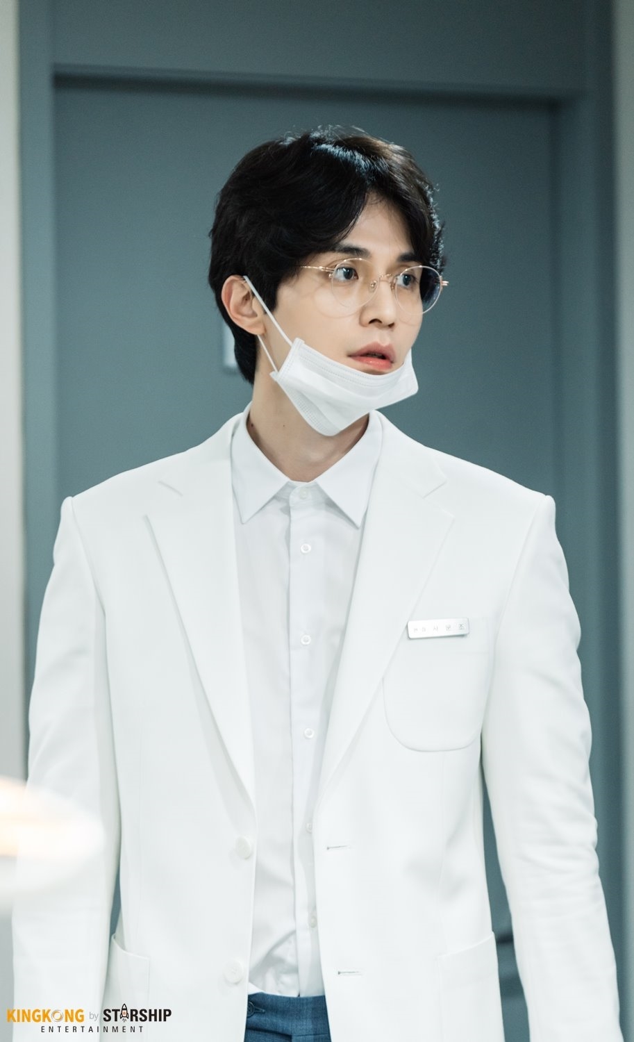 Lee Dong Wook tỏa sáng trong hậu trường 'Stranger From Hell'