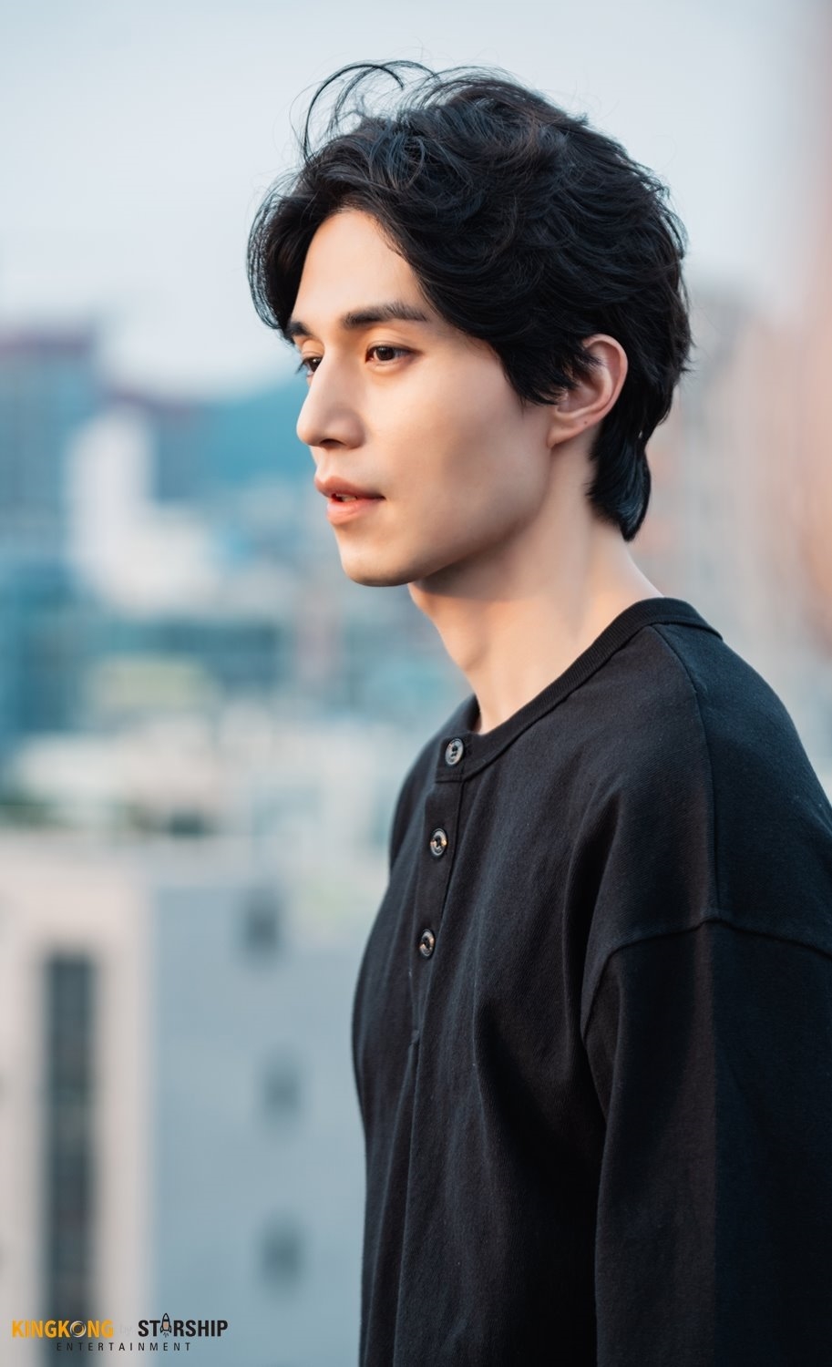 Lee Dong Wook tỏa sáng trong hậu trường 'Stranger From Hell'