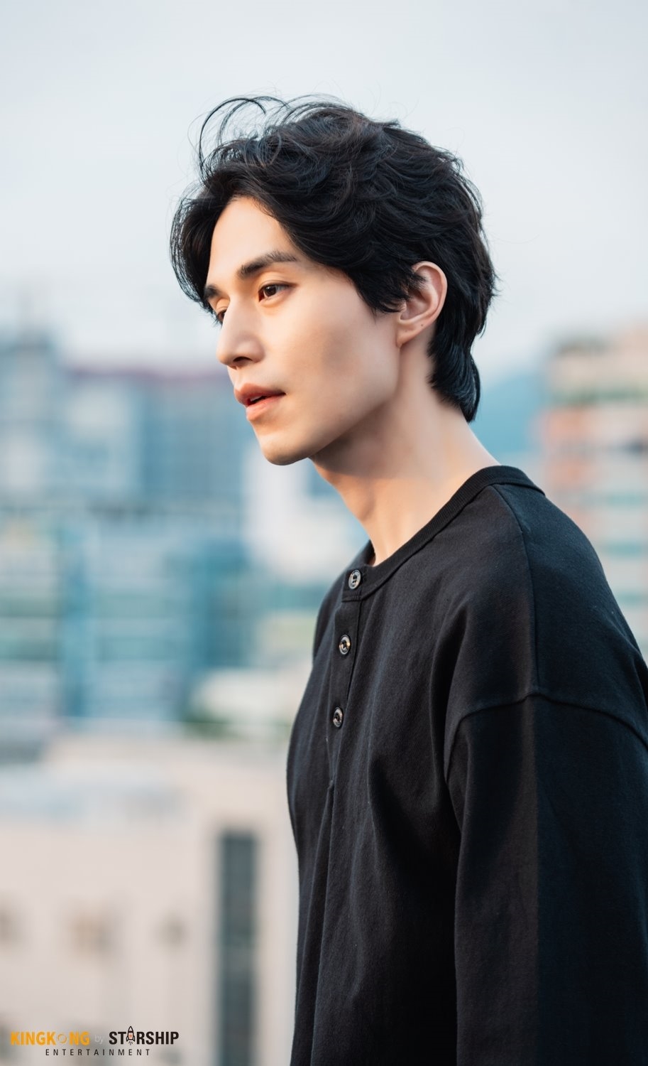 Lee Dong Wook tỏa sáng trong hậu trường 'Stranger From Hell'