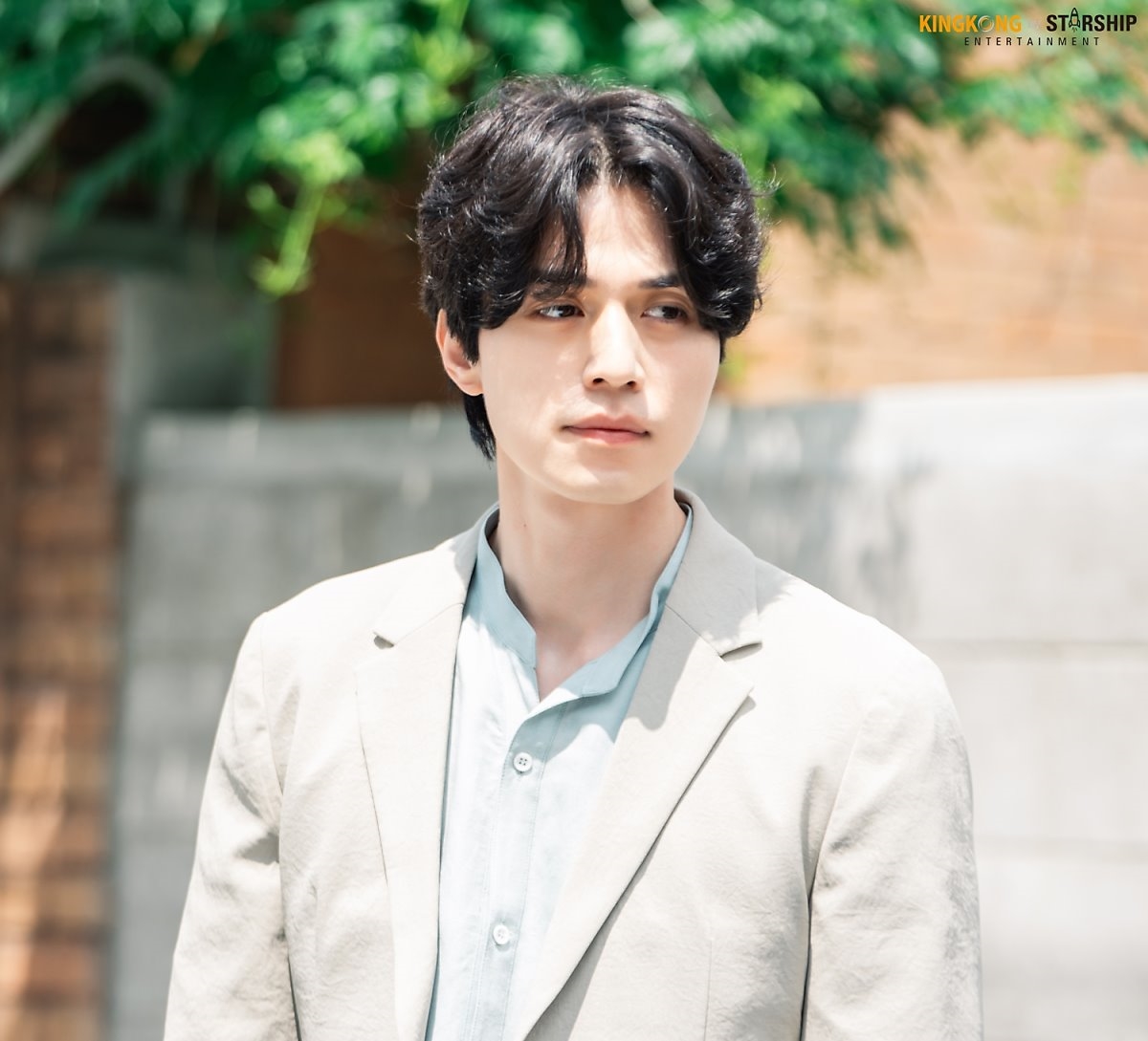 Lee Dong Wook tỏa sáng trong hậu trường 'Stranger From Hell'