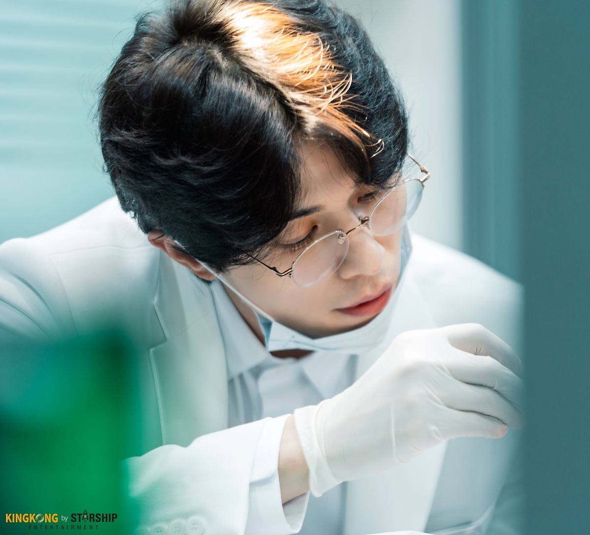 Lee Dong Wook tỏa sáng trong hậu trường 'Stranger From Hell'