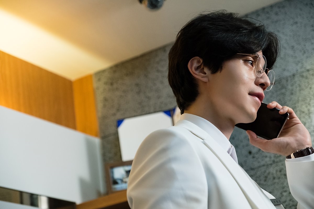 Lee Dong Wook tỏa sáng trong hậu trường 'Stranger From Hell'