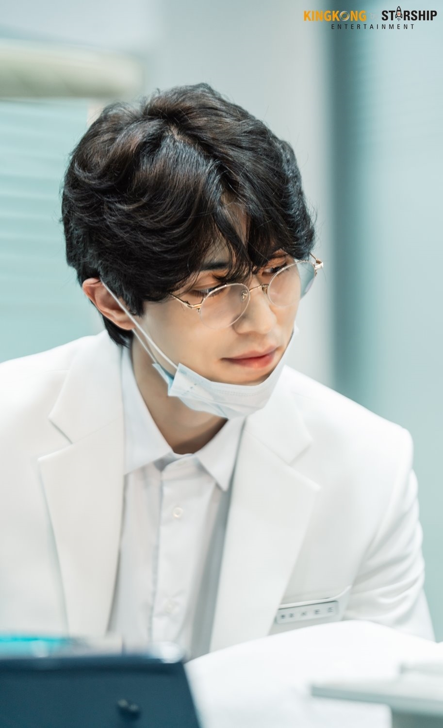 Lee Dong Wook tỏa sáng trong hậu trường 'Stranger From Hell'