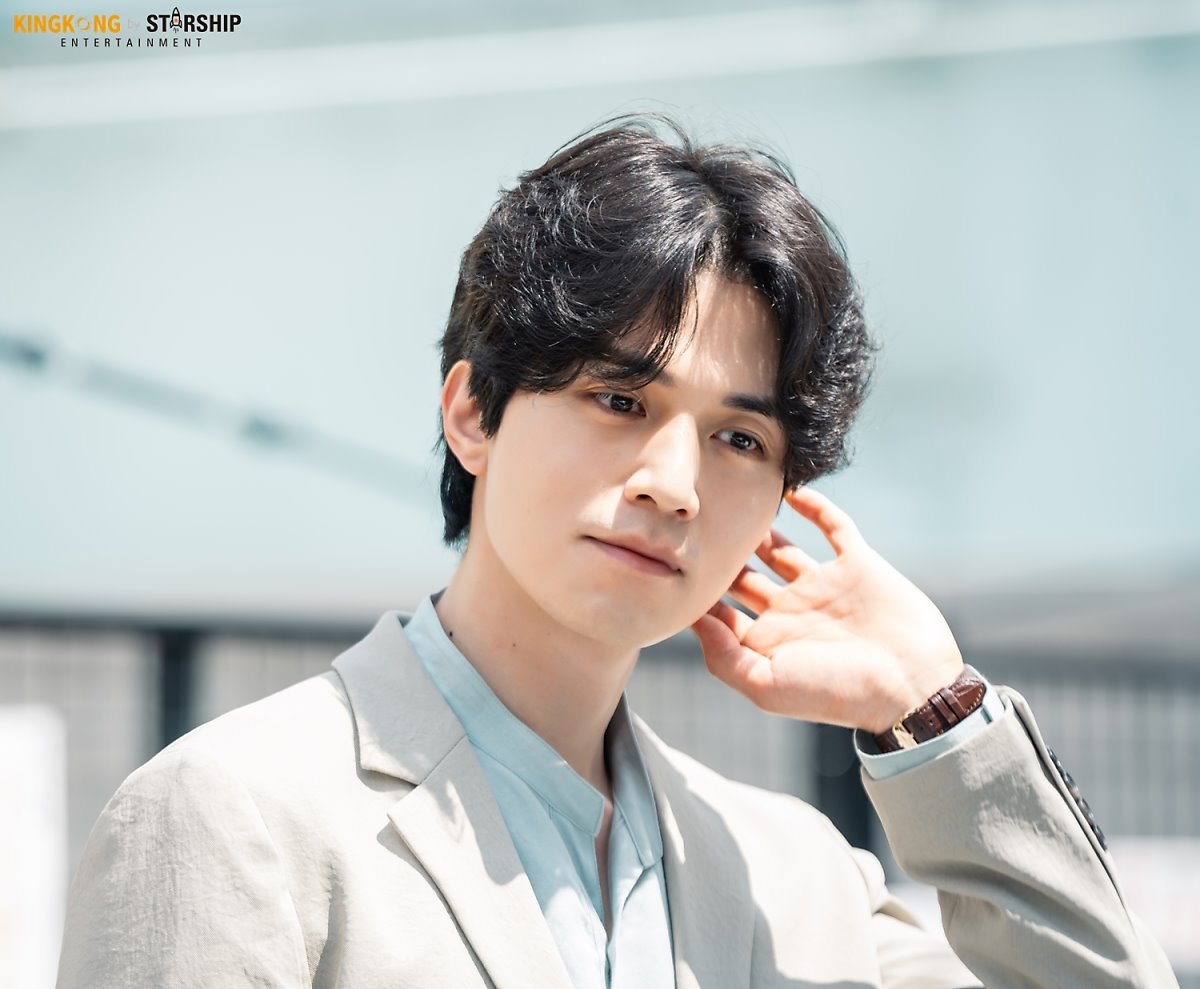Lee Dong Wook tỏa sáng trong hậu trường 'Stranger From Hell'