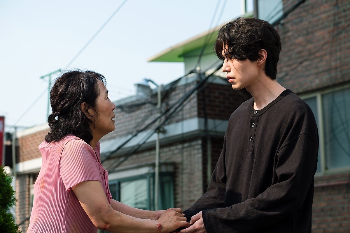 Lee Dong Wook tỏa sáng trong hậu trường 'Stranger From Hell'