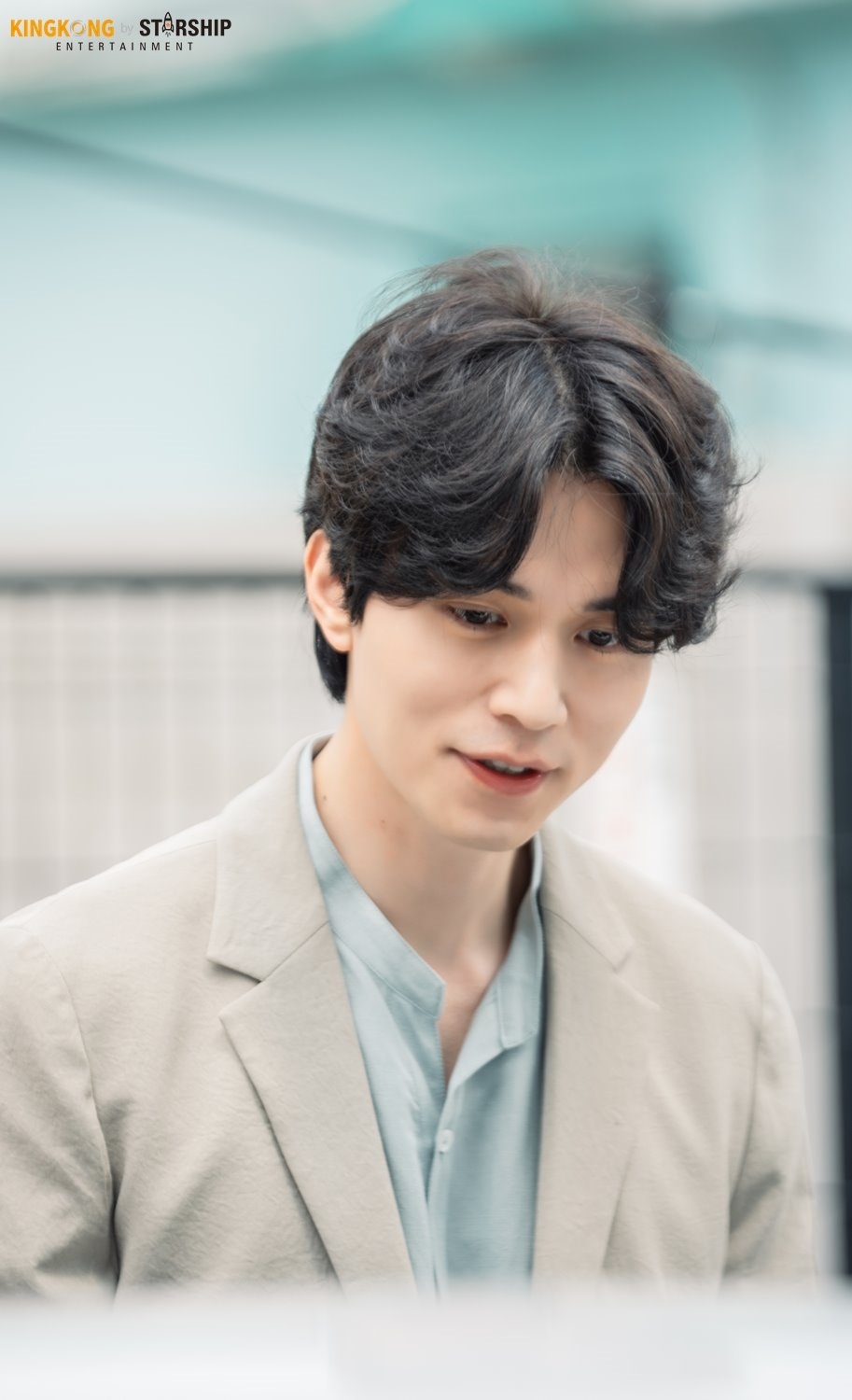 Lee Dong Wook tỏa sáng trong hậu trường 'Stranger From Hell'
