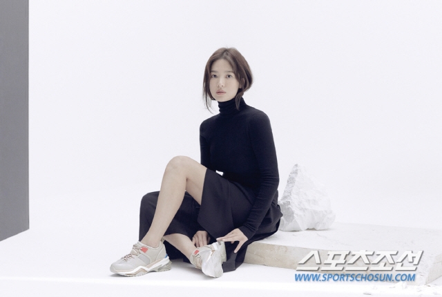 Song Hye Kyo lạnh lùng, kiêu sa trong loạt ảnh quảng cáo mới