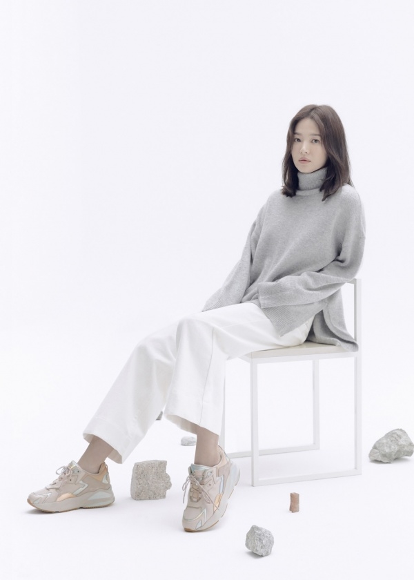 Song Hye Kyo lạnh lùng, kiêu sa trong loạt ảnh quảng cáo mới