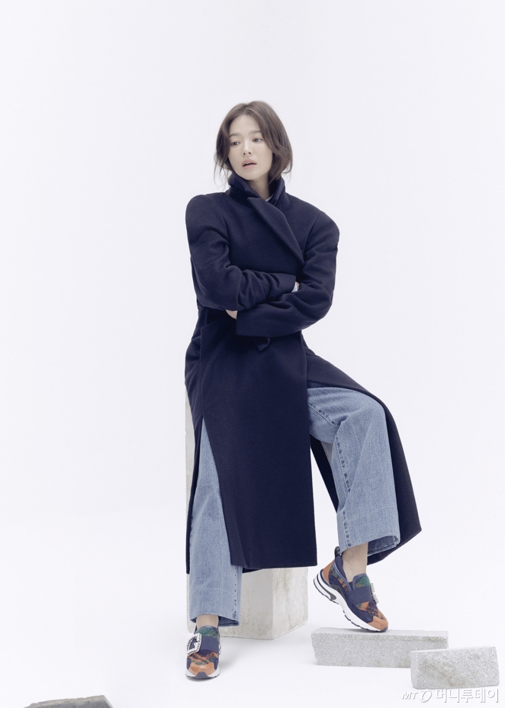Song Hye Kyo lạnh lùng, kiêu sa trong loạt ảnh quảng cáo mới