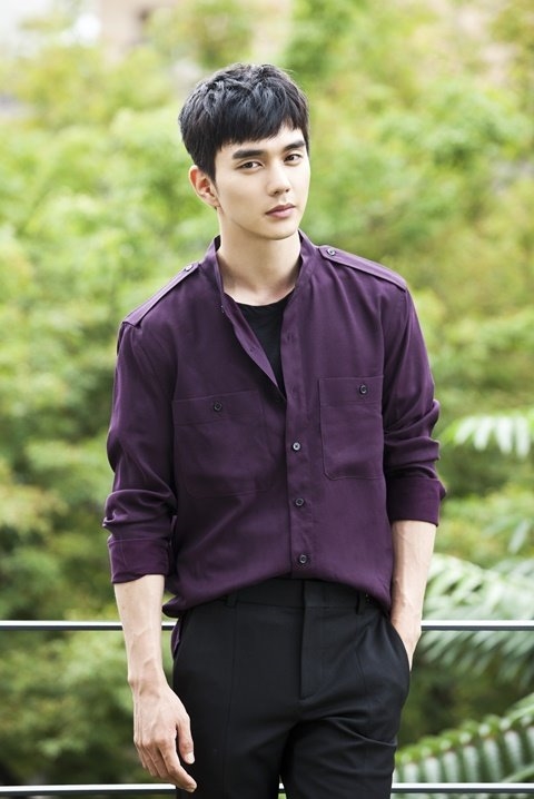 Yoo Seung Ho nhận nuôi hai chú mèo lang thang gây chú ý