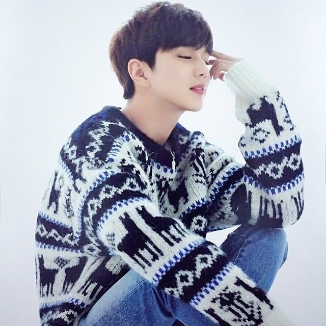 Yoo Seung Ho nhận nuôi hai chú mèo lang thang gây chú ý