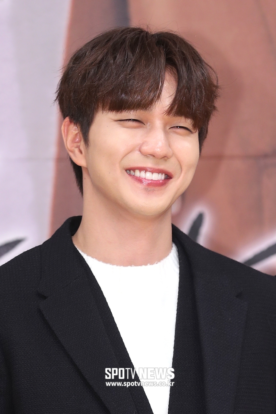 Yoo Seung Ho nhận nuôi hai chú mèo lang thang gây chú ý