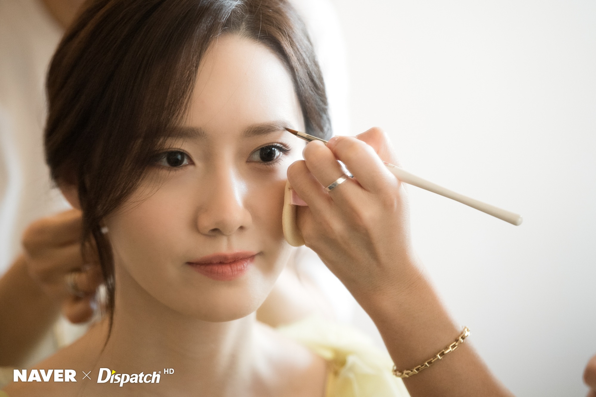 Yoona khoe bộ ảnh hậu trường đẹp như tiên nữ giáng trần