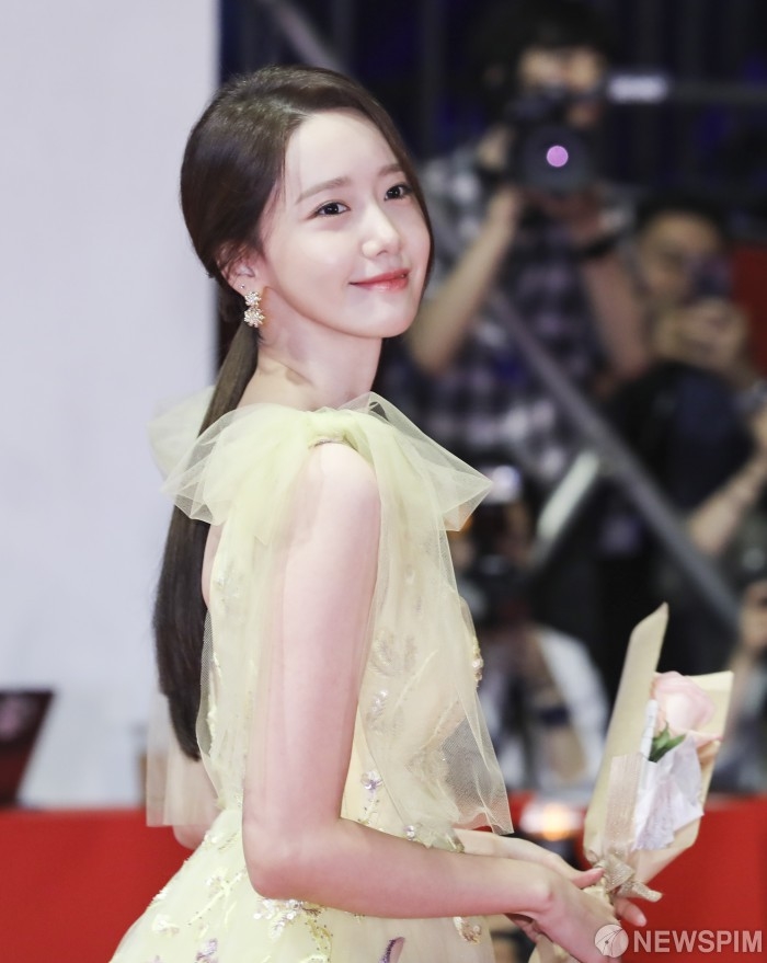 Yoona khoe bộ ảnh hậu trường đẹp như tiên nữ giáng trần