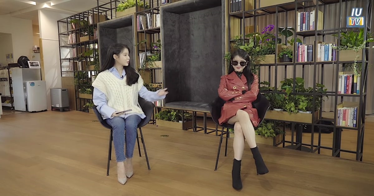 IU nhập vai Jang Man Wol trả lời phỏng vấn khiến fan thích thú