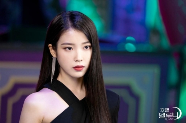 IU nhập vai Jang Man Wol trả lời phỏng vấn khiến fan thích thú