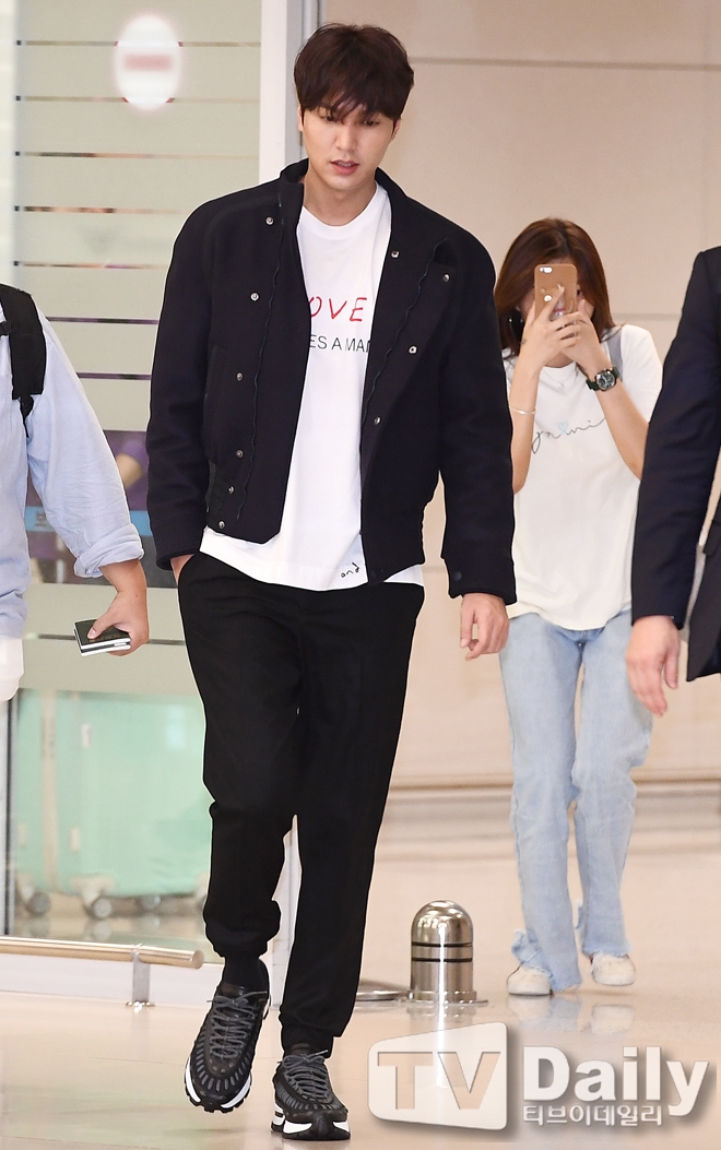Lee Min Ho đẹp trai sáng ngời sân bay khi trở về nước
