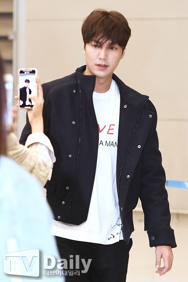 Lee Min Ho đẹp trai sáng ngời sân bay khi trở về nước