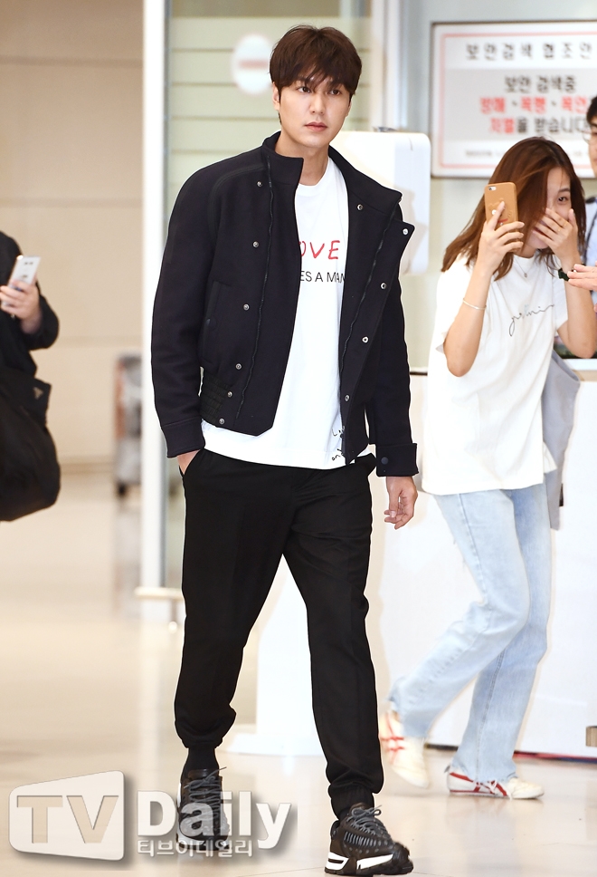 Lee Min Ho đẹp trai sáng ngời sân bay khi trở về nước