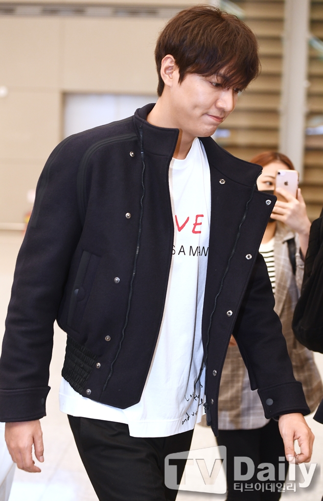 Lee Min Ho đẹp trai sáng ngời sân bay khi trở về nước
