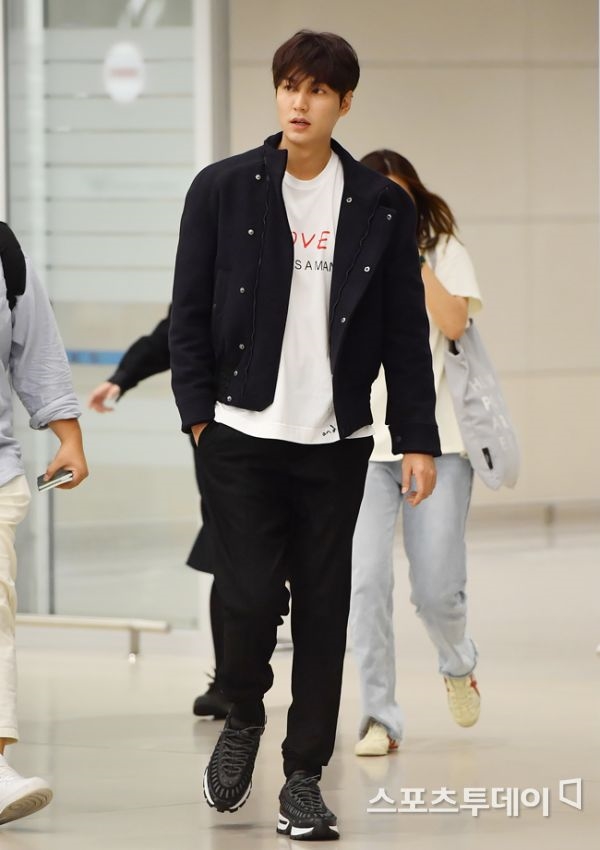Lee Min Ho đẹp trai sáng ngời sân bay khi trở về nước