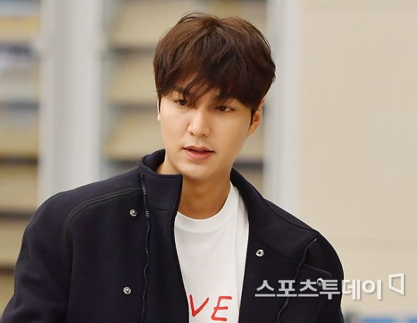 Lee Min Ho đẹp trai sáng ngời sân bay khi trở về nước