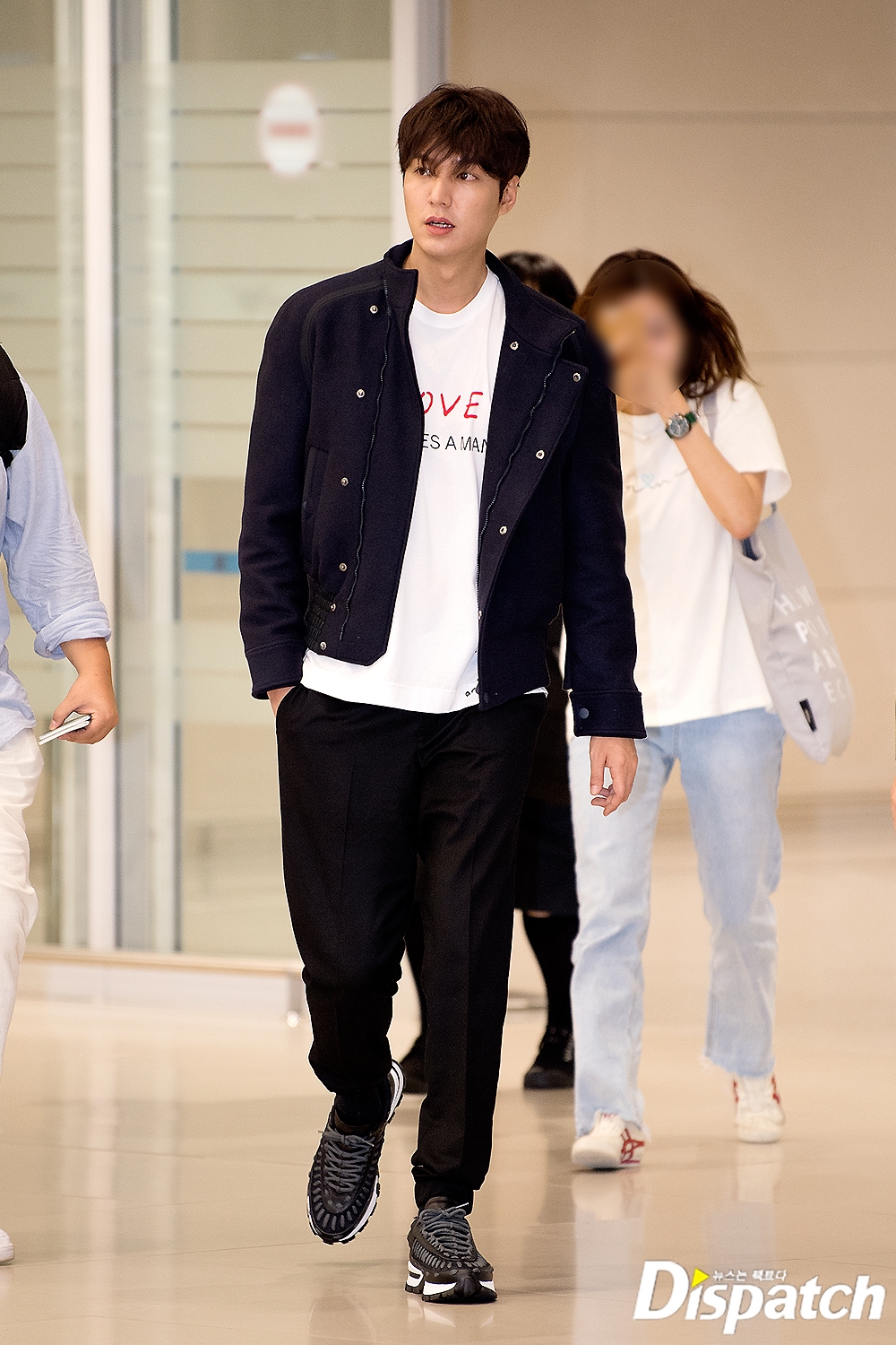Lee Min Ho đẹp trai sáng ngời sân bay khi trở về nước
