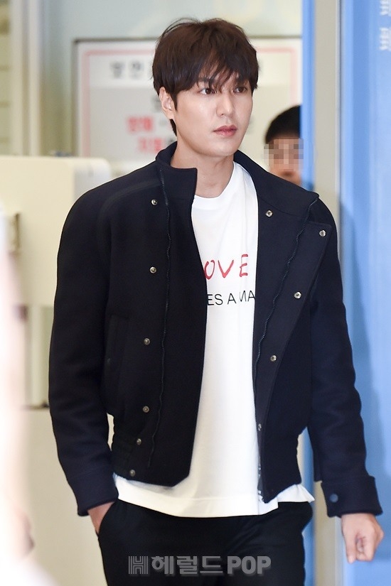 Lee Min Ho đẹp trai sáng ngời sân bay khi trở về nước