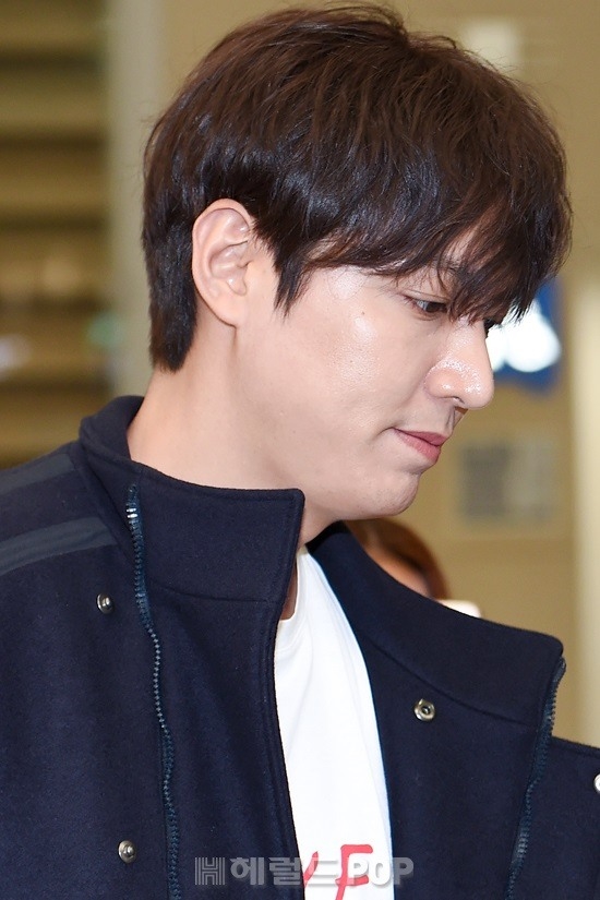 Lee Min Ho đẹp trai sáng ngời sân bay khi trở về nước