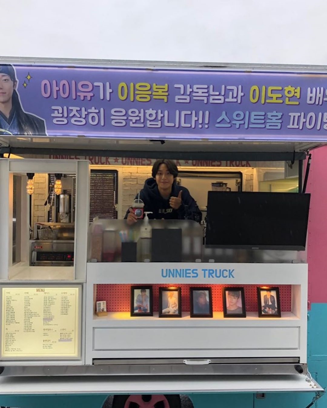 IU gửi xe cà phê tới phim trường ủng hộ drama mới của Lee Do Hyun