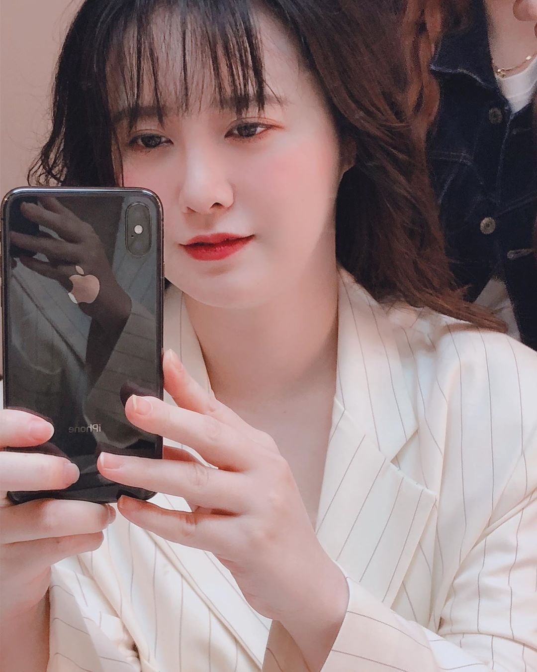 Goo Hye Sun khoe ảnh vui tươi phỏng vấn quảng bá sách mới