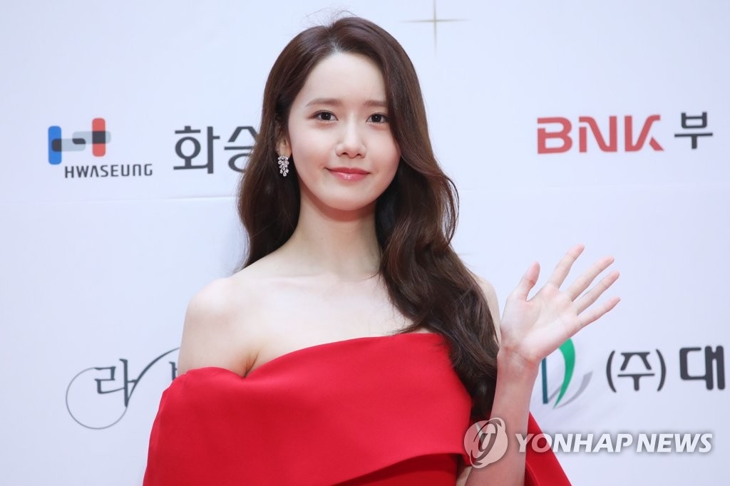 Yoona gây 'sốt' với bộ váy đỏ chuẩn nữ thần tại lễ trao giải điện ảnh