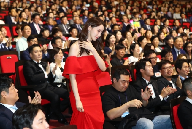 Yoona gây 'sốt' với bộ váy đỏ chuẩn nữ thần tại lễ trao giải điện ảnh