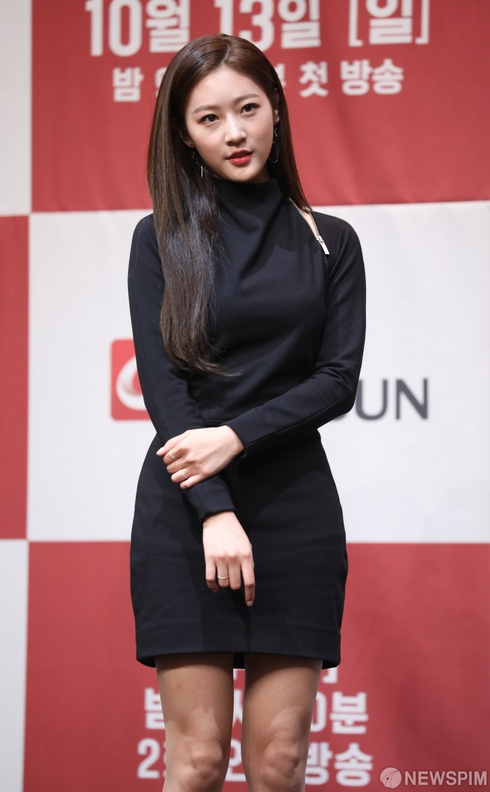 Kim Sae Ron khoe dáng nổi bật trong họp báo drama hành động mới